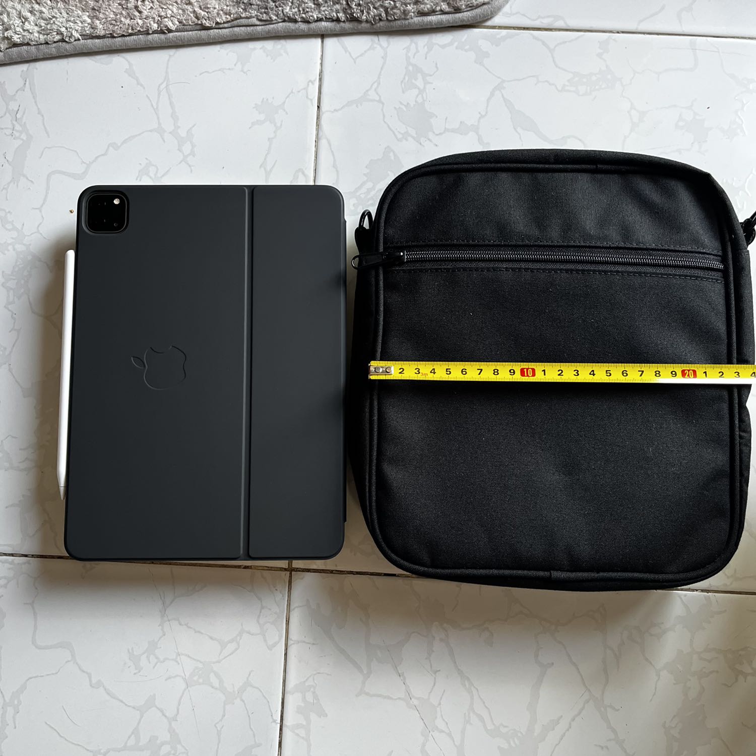 Túi đẹp, đường may chắc chắn. Giá rẻ. Đựng vừa iPad Pro 11. Hơi rộng bề ngang chút. Gần như vuông. Nhưng không sao. Dây đeo dày 38mm khá tốt. Mình hài lòng.