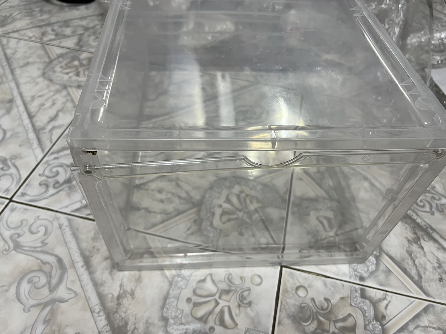 1 nắp bị gãy + 1 nắp quá cong vênh nên nam châm không hít vào được. 
Nhờ Shop đổi dùm cho 2 hộp bị vấn đề trên 1 nắp bị gãy + 1 nắp quá cong vênh nên nam châm không hít vào được. 
Nhờ Shop đổi dùm cho 2 hộp bị vấn đề trên