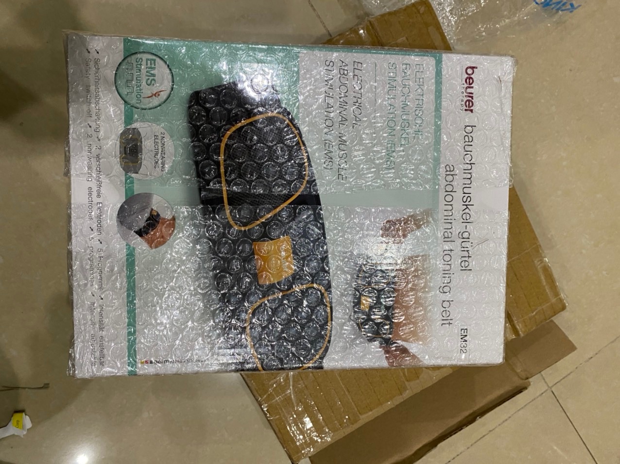 Giao hàng rất nhanh, mình mới đặt 30 phút mà đã nhận được hàng, nhân viên giao hàng cực kỳ thân thiện. Sản phẩm đóng gói cẩn thận, hộp chắc chắn lại có cả xốp chống va đập, hàng chính hãng, giấy tờ bảo hành đầy đủ, nên rất yên tâm.