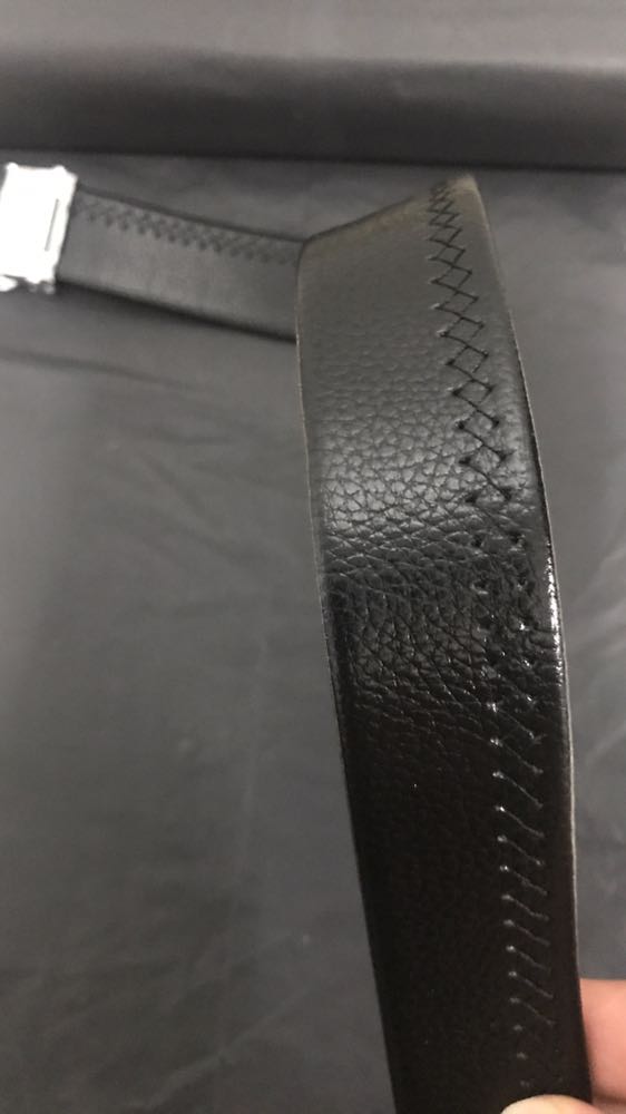 Lấy về sài mấy hôm rồi mới lên đánh giá cho mọi người biết. Dây da mềm dài chắc mấy anh bụng bự đeo ok còn mấy anh bụng bé thì cắt ngắn đi xíu là ok rồi. Đầu khoá chắc chắn, nhìn đơn giản nhưng rất đẹp, dễ phối đồ. Nói chung là sản phẩm khá ok. Đáng mua các bạn ạ.