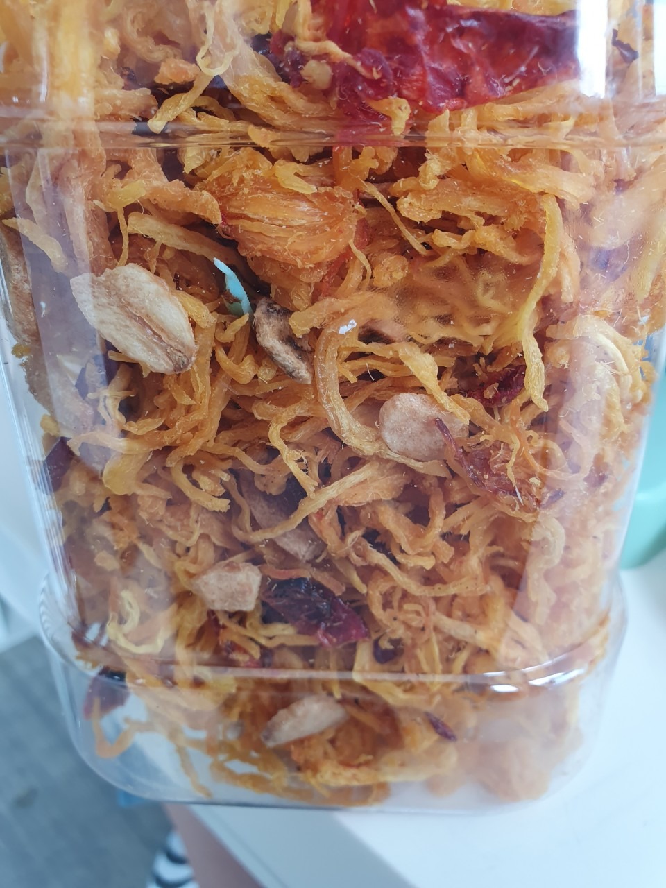 Vừa mua về khui ra thì thấy miếng nhựa màu xanh nằm giữa hộp. Quan sát thì thấy đây có thể là phần nhựa từ một cái rổ/thau. Sơ sót này có thể gây nguy hiểm cho người dùng (nếu không để ý mà ăn và nuốt phải).
Rất muốn ủng hộ 5 sao cho shop nhưng mình vẫn phải giữ bình luận công tâm để shop rút kinh nghiệm.