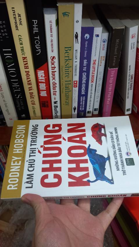 Sách chủ yếu viết về ck của Anh, các kiến thức cơ bản ko có gì đặc biệt. Nếu bạn là người mới, ko đầu tư ck ở Anh thì ko cần đọc cuốn này, các kiến thức cơ bản trong sách hoàn toàn có thể tìm đc ở các cuốn khác hay hơn hay dễ dàng tìm đc trên internet. Bạn khó có thể "làm chủ thị trường chứng khoán", như tiêu đề của cuốn sách, sau khi bạn đọc xong cuốn sách này 1 hay nhiều lần. 1980 books cũng nên lựa chọn sách để dịch và xuất bản một cách kỹ càng hơn để có những sản phẩm chất lượng hơn. Khuyến cáo ko nên mua.