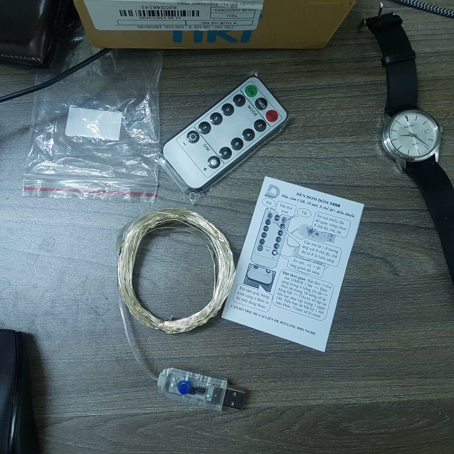 Cực kỳ hài lòng về sản phẩm. Đèn trang trí phòng rất đẹp. Hàng có thương hiệu có khác. Có cả hướng dẫn sử dụng tiếng việt đi kèm. Thích nhất cái điều khiển có thể tăng giảm được độ sáng và chọn các chế độ nháy rất tiện. Nhìn  ngoại quan có vẻ chắc chắn và chất lượng. Cám ơn shop và TIKI.