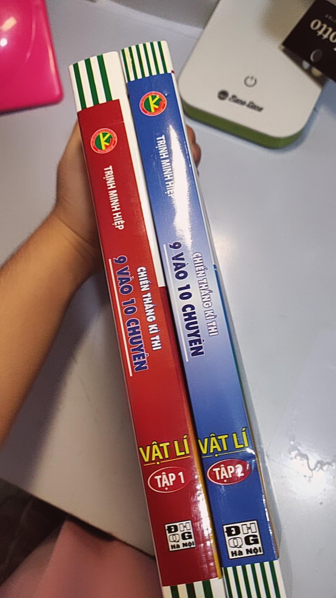 giao hàng rất nhanh luôn, đóng gói cẩn thận, nội dung mình chưa biết nhưng đọc thử bài trang thì thấy rất chi tiết, đủ các dạng bài của từ chương và khá dày nữa, rất đáng tiền!