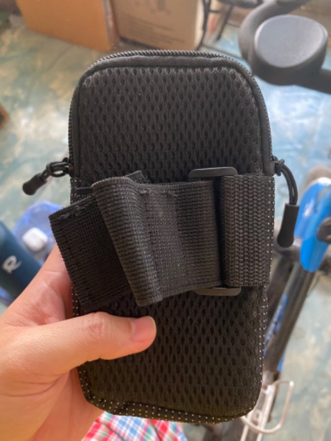 Hàng giống mẫu. Chất lượng tương đối, đường may thấy cũng ổn. Nói chung giá tương đối thấp mà vậy là cũng ok rồi 👍 Đựng vừa điện thoại tầm 6.5 inch á ae, tui đựng vừa 2 con iphone 11 pro max, túi ngoài có thể bỏ chìa khóa hoặc tai nghe.