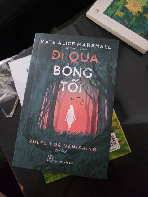 Trinh thám kinh dị vẫn (sẽ) là mảnh đất màu mỡ để các NXB chọn lựa thể sách mà phát hành bởi vốn dĩ nội dung luôn là cần kích để giữ người đọc tập trung, hứng thú và yêu thích một tác phẩm nào đó.
Về tác giả này thì tuy chỉ mới được dịch 2q nhưng văn phong và tình tiết truyện cô làm khá chắc tay. Hy vọng sách của cô sẽ được chọn dịch nhiều hơn.