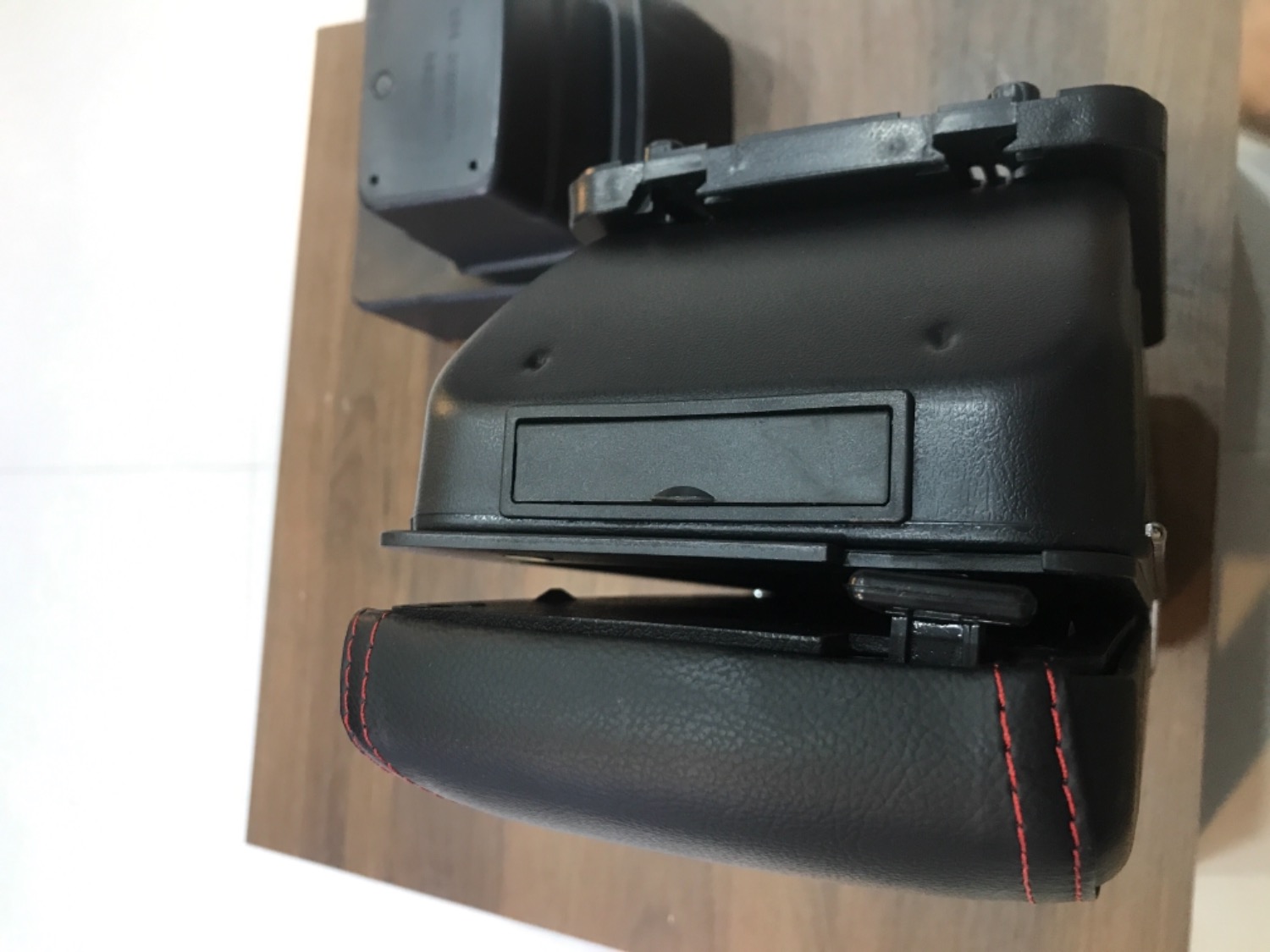 Trông như hàng mã, yếu và ọp ẹp. Sản phầm mình nhận có nhiều vết xước như hàng dùng rồi. Khoá nãy không kín, ko khép đc môi