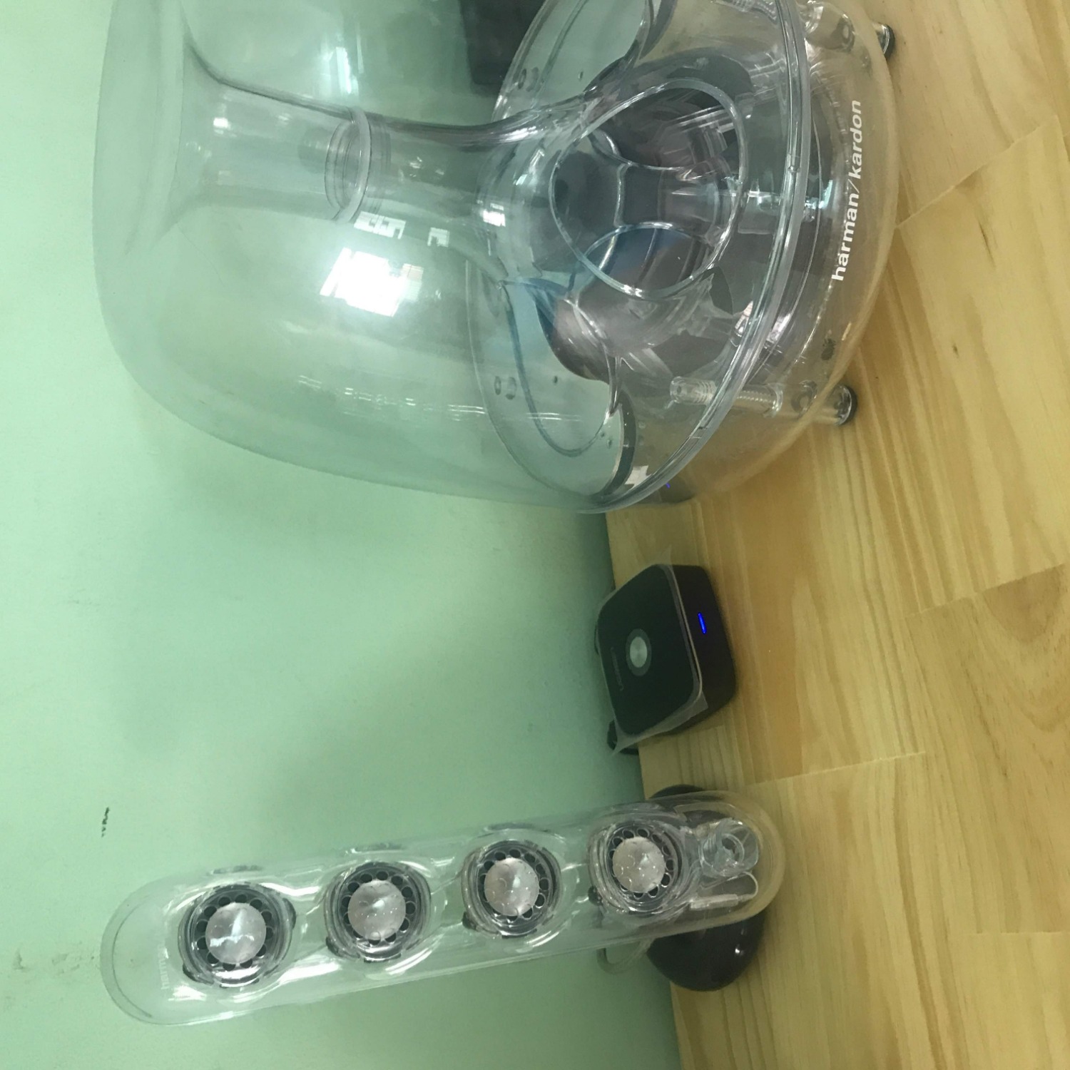 Nếu dùng cắm sạc thường trực thì không biết lúc nào đang tắt lúc nào đang bật do đèn luôn hiện xanh dương.
Chất lượng kết nối không ổn định lắm, từ nguồn phát đến bộ thu chỉ cách nhau 3m  nhưng nhiều lúc tiếng bị lag giật. Có điều mình không thấy bị delay nhiều lắm, xem youtube, netflix cũng không đến nỗi trễ hình/tiếng đến mức không xem được