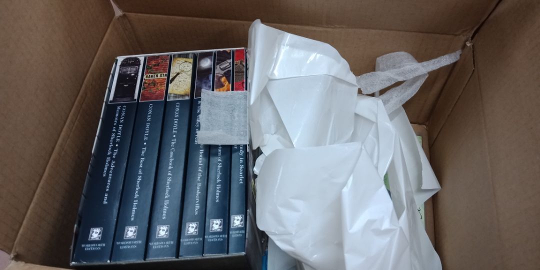 Gói ẩu, làm dính keo vô sách. Hên là ko hư hại gì nhiều, thành sách cũng ko mòn nhiều. Mong đợi lâu rồi mà thấy tiki sales 15% còn đc tặng one piece nên hốt lun. Bản tiếng việt sách dày gấp 3 lần bản tiếnh anh chắc tiếng việt diễn giải dài hơn quá haha. Nói chung giờ đọc lại bản gốc vẫn đã nhất. Cảm ơn Tiki nhiều lắm. Anh Shipper dễ thương