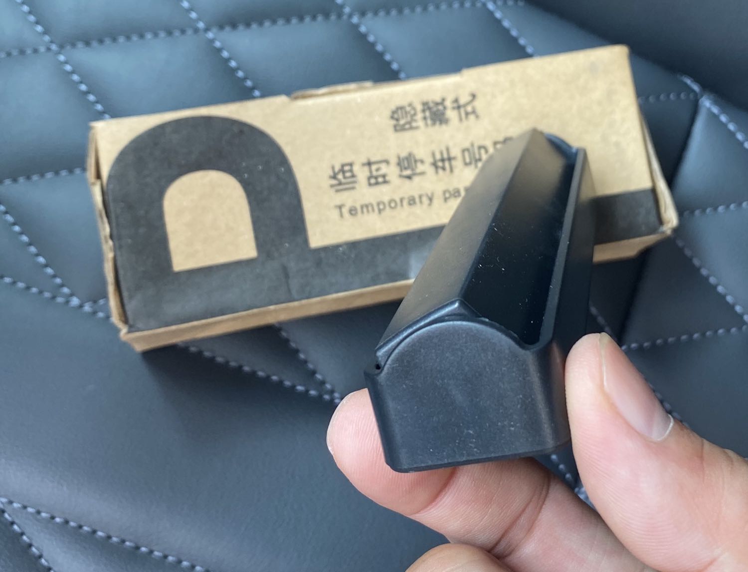 Hàng guao không đúng như quảng cáo
Chỉ có bảng *** chứ không có giá đỡ điện thoại. 
Bán hàng không uy tín. *** đảo