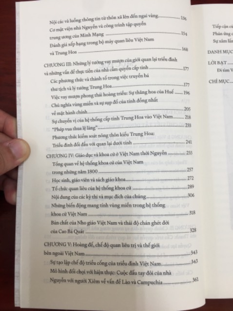 Mới mua và đọc vài trang thì thấy có nhiều nội dung hay. Ai nghiên cứu về chính trị, pháp luật triều Nguyễn và triều Thanh thì nên đọc cuốn này. 
Mình mua cuốn này và một cuốn nữa được tặng bao lì xì đẹp lắm.