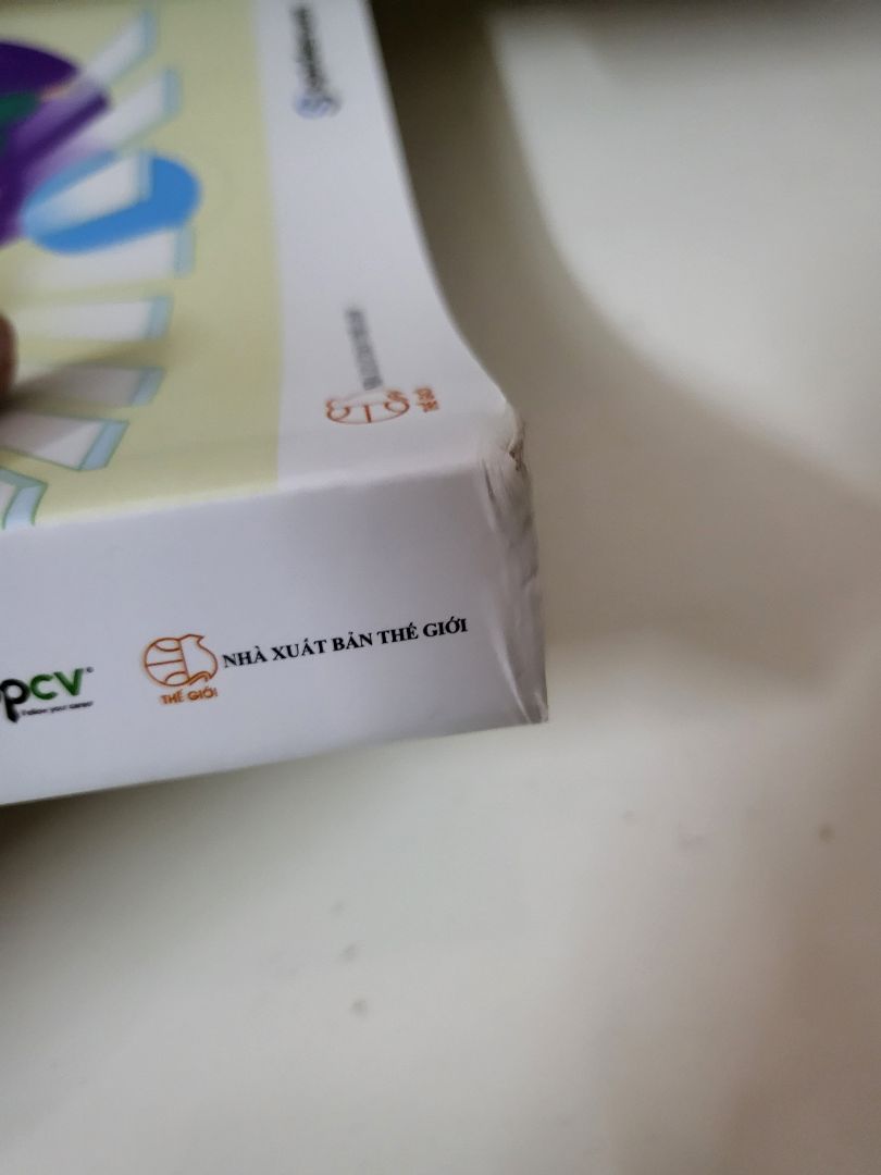 Khâu đóng gói hơi tệ ạ, hộp móp méo, khui ra mà chẳng thấy bọc chống sốc hay bảo hộ cho sách gì cả làm cuốn nào cũng bị cong, trầy, xước gáy tùm lum. Có thể là do mình hơi khắt khe nhưng là một khách hàng mình vẫn muốn sản phẩm giao đến tay mình được bảo quản kĩ lưỡng chứ không phải qua loa như vậy. Mong bên đóng gói xem xét lại ạ