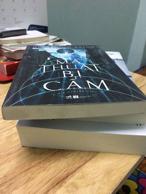 Tiki giao hàng rất nhanh, đây là điều thích nhất khi mua hàng ở Tiki dù hàng hoá ko đa dạng. Trong 3 cuốn đặt mua thì có cuốn này sao lem nhem, bẫn bẩn, nhìn mất thiện cảm ghê. 2 cuốn kia thì đỡ hơn. Rất muốn sử dụng dịch vụ bọc sách lẻ,  mua sách nào bọc sách đó luôn, Tiki nên triển khai chứ ko nên buộc mua gói dịch vụ bọc sách trọn gói, vì 1 năm đâu có dùng hết. Và khi giao sách thì nên lựa chọn cẩn thận dùm khách hàng.