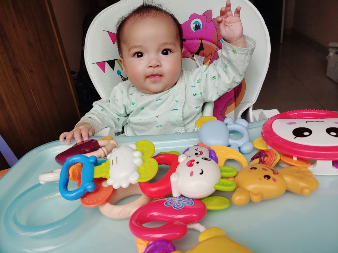 Ghế rất đẹp, chắc chắn và tiện dụng. Cả nhà mình đều thích. ship nhanh. mỗi tội thiếu quà tặng