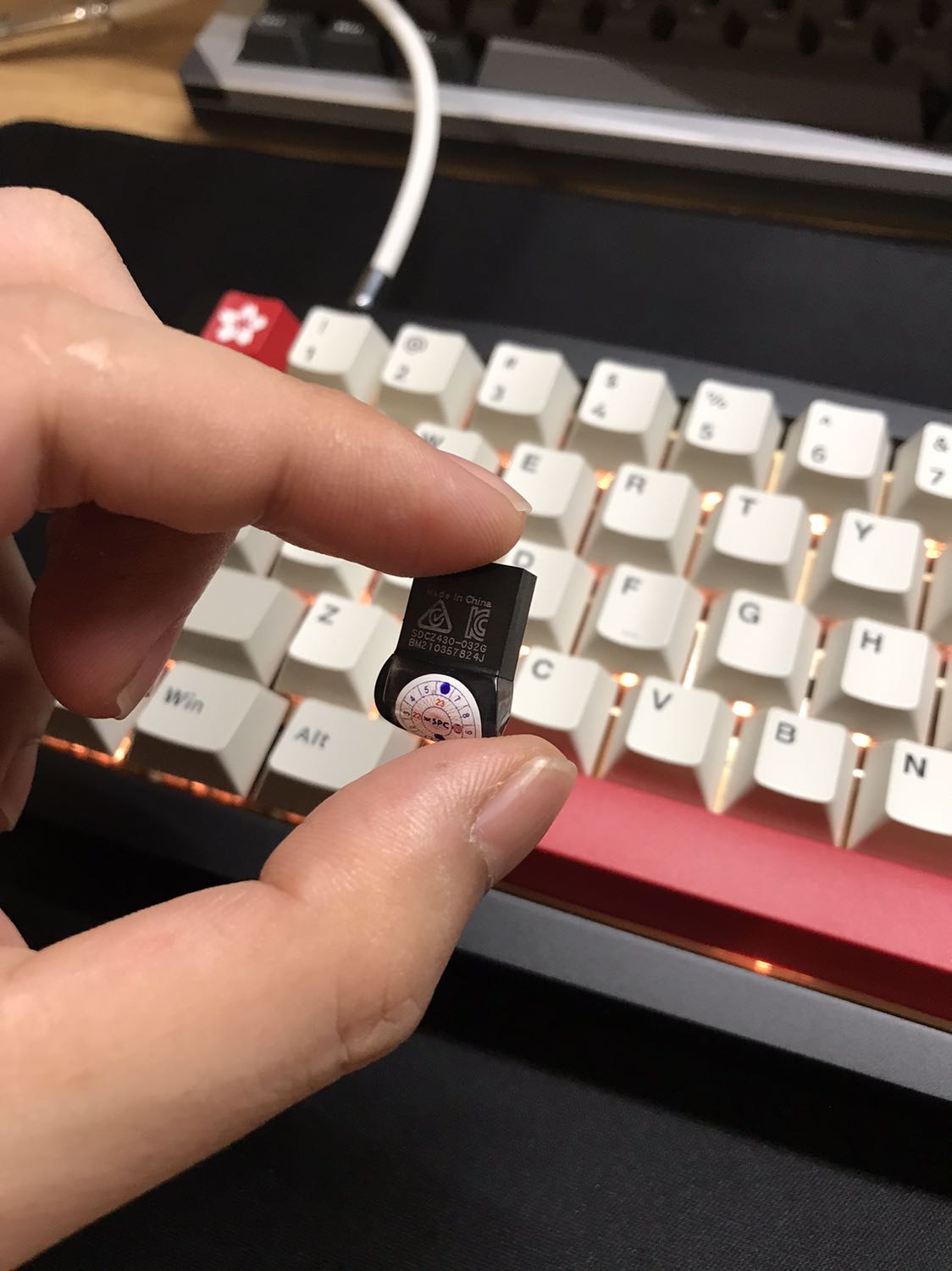 Sản phẩm như mô tả của shop, nhỏ gọn, có cái móc gồ lên tiện lợi vừa giúp biết chiều cắm, tuy nhiên sử dụng thì khá nóng, nhìn chung là hài lòng, seal sản phẩm đã vị rạch ra để dán tem bảo hành!!! Sản phẩm như mô tả của shop, nhỏ gọn, có cái móc gồ lên tiện lợi vừa giúp biết chiều cắm, tuy nhiên sử dụng thì khá nóng, nhìn chung là hài lòng, seal sản phẩm đã vị rạch ra để dán tem bảo hành!!!