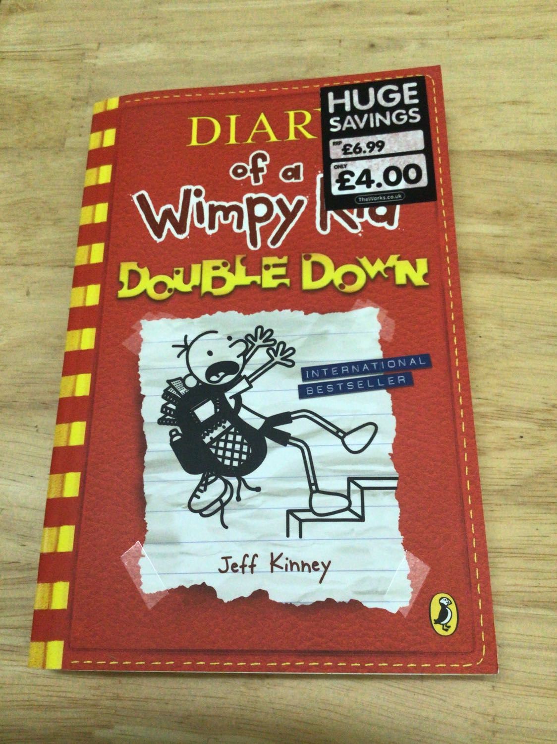 Sách không được bọc nên giấy hơi …. nhưng là sách mới. Nội dung thì “ hilarious “ (Sunday Telegraph).