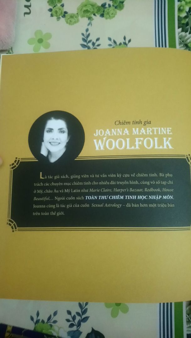 Sách bìa cứng khá dày, bìa in mạ vàng óng ánh và chữ màu xanh dương bóng, giá bìa là 350k nhưng mình mua lúc giảm giá còn được 245k.
Về bên trong thì giấy hơi ngả vàng và mỏng, cá nhân mình thì thích giấy vàng nên không sao. Chữ viết khá nhiều, ít hình ảnh mô tả, hình vẽ các chòm sao thì theo kiểu chân thực. Nếu ai muốn có 1 cuốn Chiêm tinh gối đầu nằm nghiền ngẫm thì ngoài cuốn "Chiêm tinh học - Vận dụng trí tuệ về các vì sao vào đời sống" của tác giả Carole Taylor - AJ dịch thì thêm cuốn này mình nghĩ cũng khá ok. ?
Sách được bao gói rất cẩn thận bằng 1 lớp nylon xung quanh, được tặng 1 bookmark bên trong sách, Tiki giao hàng cũng rất nhanh. ?