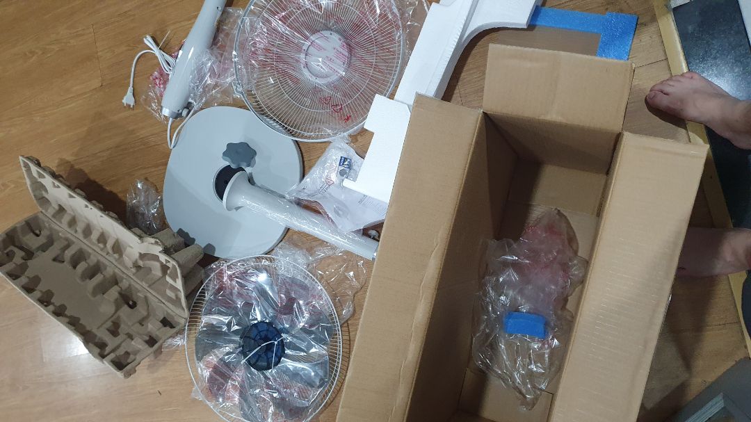- quạt chất lượng ổn, điều khiển nhạy, chất liệu và thiết kế ok.
- chỉ có mình thắc mắc đã giao đủ đồ để lắp ráp chưa, dưới đáy có thiết kế 4 lỗ bắt vít nhưng trong hộp chỉ 1 con vít lớn. Tiki check lại và giao bổ sung cho mình nhé.