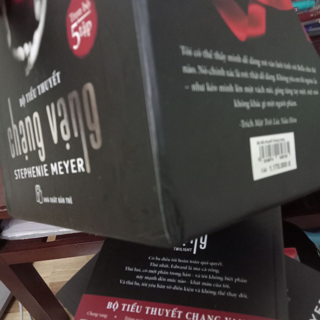 ship nhanh vch luôn á mới đặt mà hai ngày sau đã ship rồi mỗi tội hàng shop gửi về bị rách mất seal xong bị móp mất mép quyển chạng vạng với cả rách cái hộp :(( nhưng mà săn sale với giá quá hời hơn 490 gần 500 nên cũng khong đòi hỏi gì nhiều:)) nhưng mong lần sau mong shop kiểm tra lại hàng trước khi gửi tránh rách seal hỏng sách và nên cho thêm lớp chống sốc để đỡ hỏng ạ!!!! Tại vì hầu hết mọi người mua là để sưu tầm