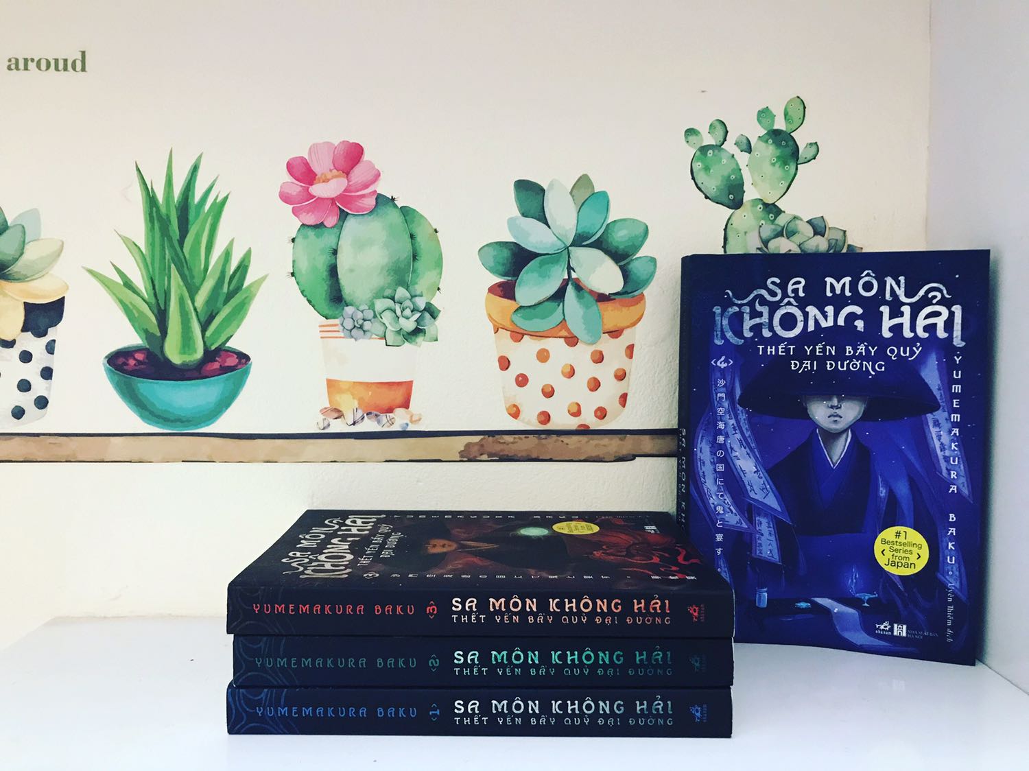 Đây là bộ truyện khi đọc review ở bìa sau thì không phải gu của mình nhưng sau khi đọc thử do đc rủ rê thì, thực sự xuất sắc luôn. 
Tác phẩm kể về 2 “du học sinh” Nhật Bản tới Trung Quốc để học hỏi những cái mới, để sau về đóng góp cho đất nước. Trung Quốc thời bấy giờ là một đất nước phát triển rực rỡ, đặc biệt là kinh đô Trường An với sự phong phú, đa dạng về văn hoá, tôn giáo. Trong quá trình tầm sư học đạo ấy, hai du học sinh đã vướng vào những câu chuyện li kỳ liên quan đến một bí mật của triều đại trước. 
Thông qua quá trình giải mã bí mật của họ, tác giả cài cắm rất nhiều những kiến thức về tôn giáo, văn hoá thậm chí cả triết học. Đặc biệt là, câu chuyện hư cấu nhưng những nhân vật đều có thật, vừa đọc vừa search google thì thật phê. 
Bộ sách quá đáng đồng tiền bát gạo luôn