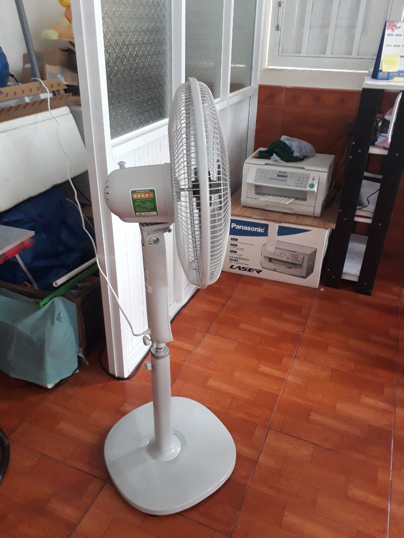 Mình mua của tiki traiding. Giao hàng khá nhanh, free vận chuyển. Quạt đẹp, khá êm. Mình không thấy thẻ Bảo hành đâu, hay BH điện tử? Có phải kích hoạt gì thêm không? Lắp ráp khá dễ dàng, tiện vệ sinh lau chùi sau này. Về độ bền dùng thời gian mình sẽ đánh giá sau.