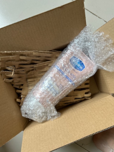 thiếu đồ tặng kèm, ghi rõ là tặng kèm một chay nhỏ 30ml mà sao khi giao lại không có