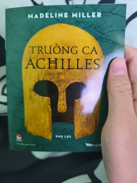 Cảm nhận đầu tiên của mình về sách là sách đẹp bìa được in nổi