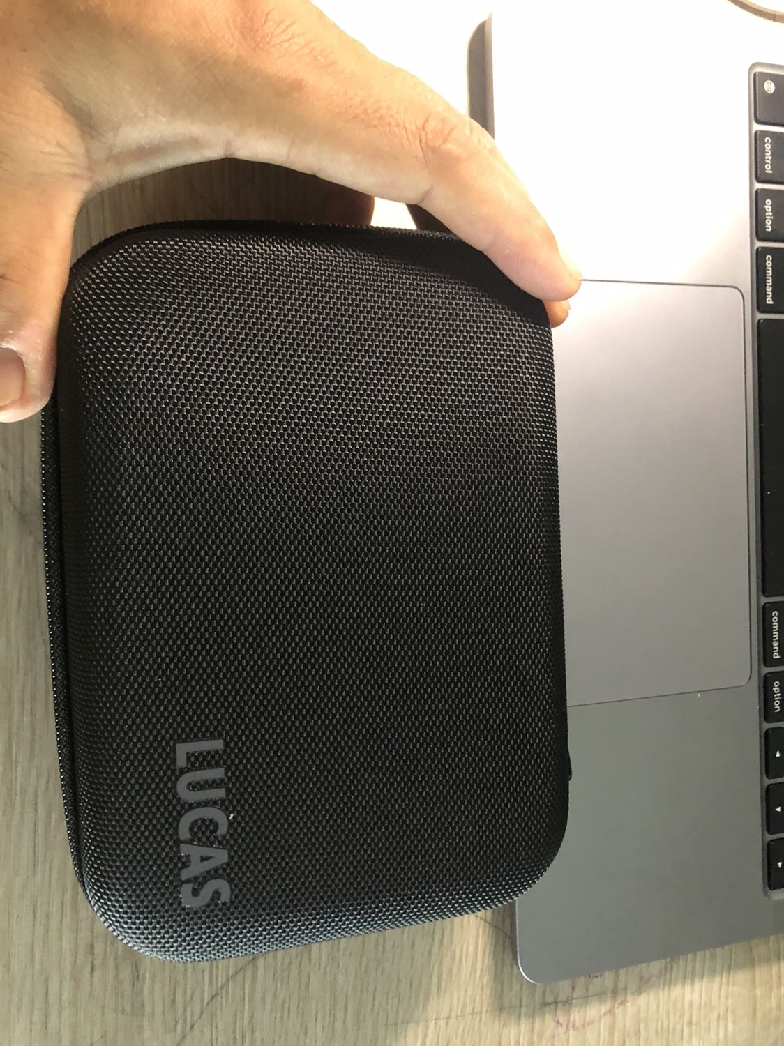 Tiki giao đúng hẹn, sản phẩm đúng như mô tả trong bài. Mình đựng cục sạc , dây sạc Macbook & dây sạc điện thoại, Chuột. Khá vừa vặn