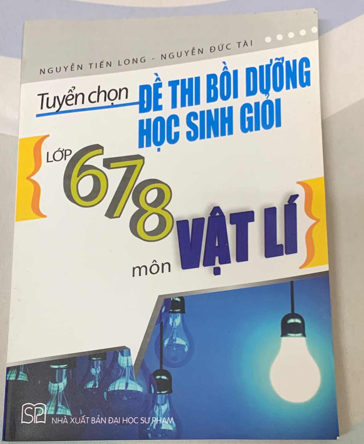Sản phẩm đóng gói kĩ càng,sách hơi cũ chắc là bị tồn kho lâu