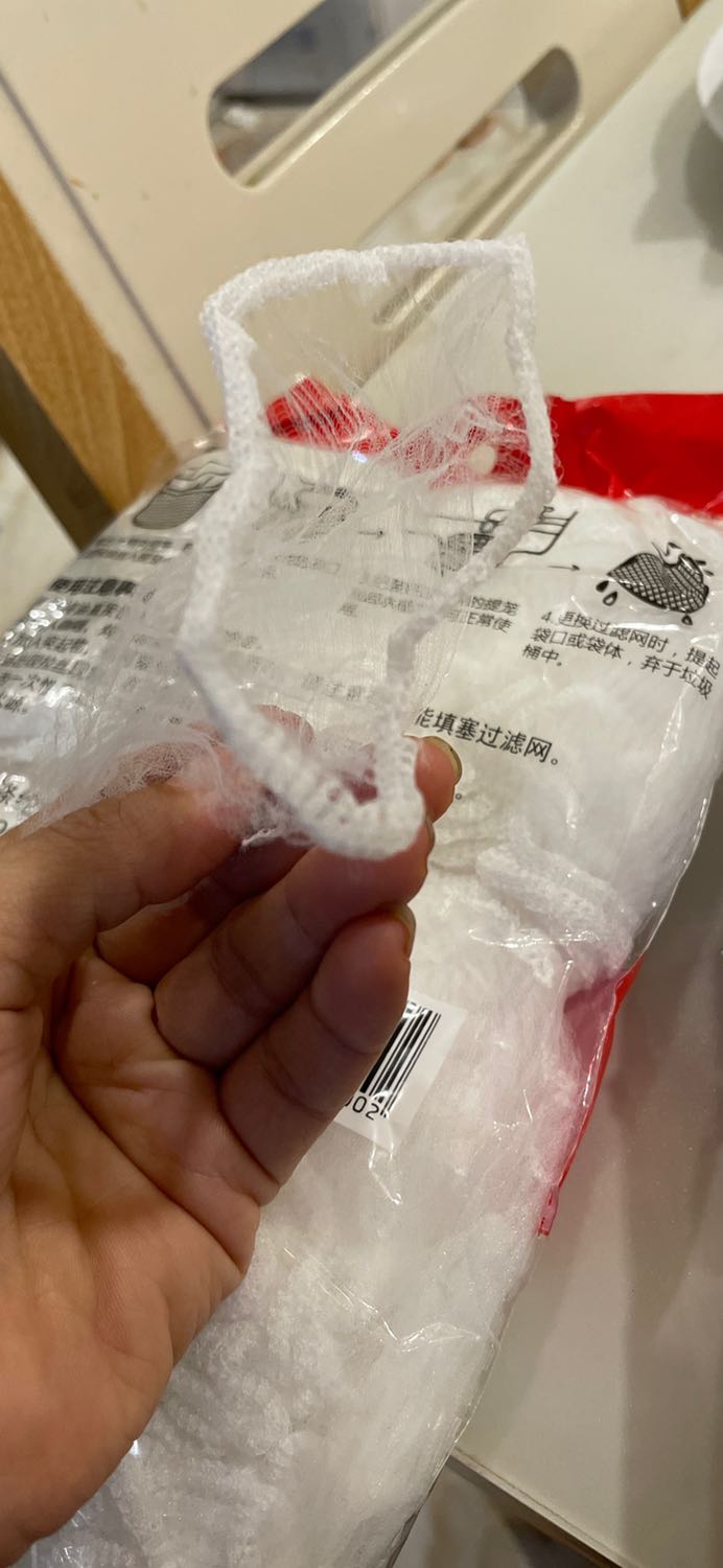 Giao kg đúng mẫu đã đăng bán . Tôi đã từng mua mẫu như hình đăng , nên tôi mua combo nầy . Nhưng giao loại khác , sp rất mỏng manh , miệng thun quá nha o kg giữ được miệng rổ lọc rác của bồn rửa chén .