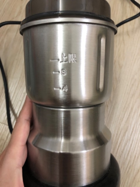 máy bụi nhiều và nhìn hơi cũ. giá 170k thấy hơi cao so với chất lượng. hộp máy cũng ko có hdsd, chỉ có mỗi cái hộp te tua với cái máy. lưỡi xay ok, nát 80% thôi ko được mịn lắm. mình mua xay dược liệu nên vậy cũng được r