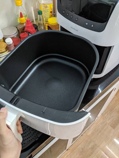 Lần đầu mua hàng trên tiki với giá trị cao vậy, đau tim lần 1 ghê. Cái đầu tiên nhận về bị lỗi như ảnh, hộc chiên đóng vào bên hở bở kín, nhờ tiki thu hồi & được đổi cái mới. Hào hứng mở ra kiểm tra phần hộc đầu tiên & kết quả hở hơn cái đầu 🤣. Chắc lô này sx bị lỗi hộc quá. Đường nét chưa được chi tiết lắm, các đường mép nhựa hơi cứng bén nha, hỏng lẻ hàng sale nên toàn là hàng bị khuyết nọ khuyết kia ??? Về chức năng thì trước mắt mới *** nướng. Để sài thời gian thì mới biết bền hay hok. Hi vọng là bên. Đau tim lần 2..