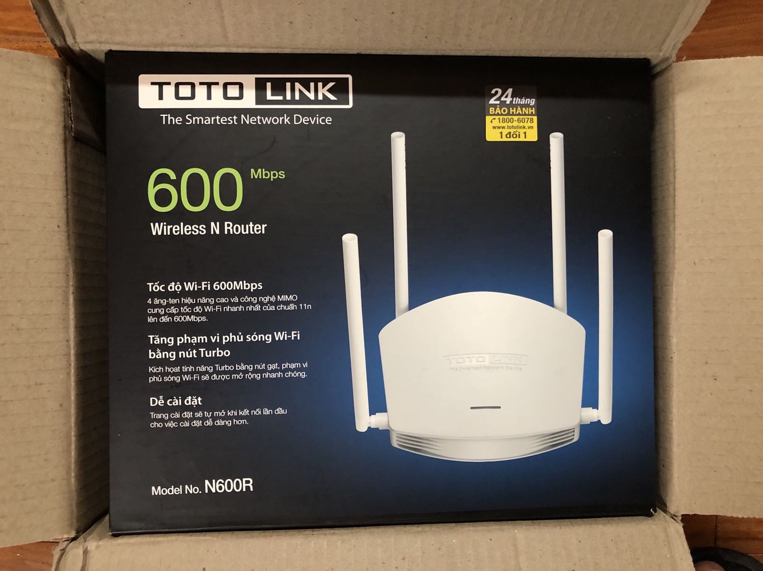 Tưởng nhận hàng sau ngày lễ 30/4 mà đã nhận hàng ngày 28/4 trước ngày lễ. Tiki giao nhanh quá và chuyên nghiệp hơn. Tiki đã bọc lại rất kỹ nên ko trầy gì, hộp dựng router Toto Link N600r có niêm phong tem chống giả, tuy nhiên tem bảo hành trong máy có dấu hiệu bung rách do dán chỗ dễ bị bung nên chỉ sợ máy sau này có vấn đề gì làm sao bảo hành được? Còn mở Router thì vô mạng nhanh, nhưng mọi người muốn mua router này thì cần nhớ là router này chỉ có 1 đèn led thôi nên rất khó biết có mạng ko? Đèn cổng Lan thì chuyển về phía sau máy nên khó theo dõi khi đặt máy phía trước. Còn kết nối mạng vào modem tuỳ từng máy có lúc vào mạng được, có lúc không. Router này sản xuất tại Việt Nam nên yên tâm. Với giá tiền đó thì sản phẩm tốt vượt mong đợi. Có 1 điều mọi người cần biết tuỳ từng máy có lỗ nhỏ phía sau máy để treo tường. Còn máy đời mới TotoLink A810R thì không có sẵn lỗ treo tường, TP Link 940N cũng không có sẵn lỗ này. Mọi người trước khi mua cần tìm hiểu kỹ các router khác nhau nhé. Cảm ơn Tiki hỗ trợ giao nhanh cho mình.