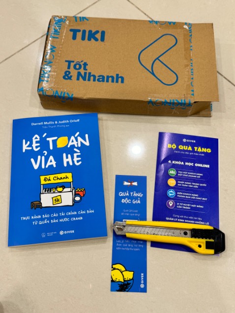 Giao hàng nhanh, đóng gói cẩn thận. Sách được bọc nilong mới cứng. Trong sách có thanh dấu trang & bộ quà tặng nữa, quá ngon lành
Nội dung thì mình chưa đọc nhưng bước đầu nhận sách được cảm giác thấy ưng bụng, mong là nội dung phù hợp với mình nữa là hết nước chấm🥰