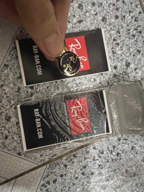 Đây là lần thứ 2 mình mua kính RayBan ở shop này, giá cả hợp lý mình canh sale lớn nên đc giảm mạnh, kính đúng hàng chính hãng. Giao hàng rất nhanh.
Mong rằng shop sẽ có nhiều chương trình giảm giá sâu để đến tay nhiều người dùng hơn nữa, chúc shop thành công và sớm có chi nhánh tại SG 🤗
Lần này mình mua kính gập này vừa khuôn mặt mình lắm, đeo lên rất là đẹp mình rất thích.. cảm ơn shop rất nhiều 🥰, có dịp mình sẽ ủng hộ shop nữa nếu có đợt sale lớn tiếp hehee