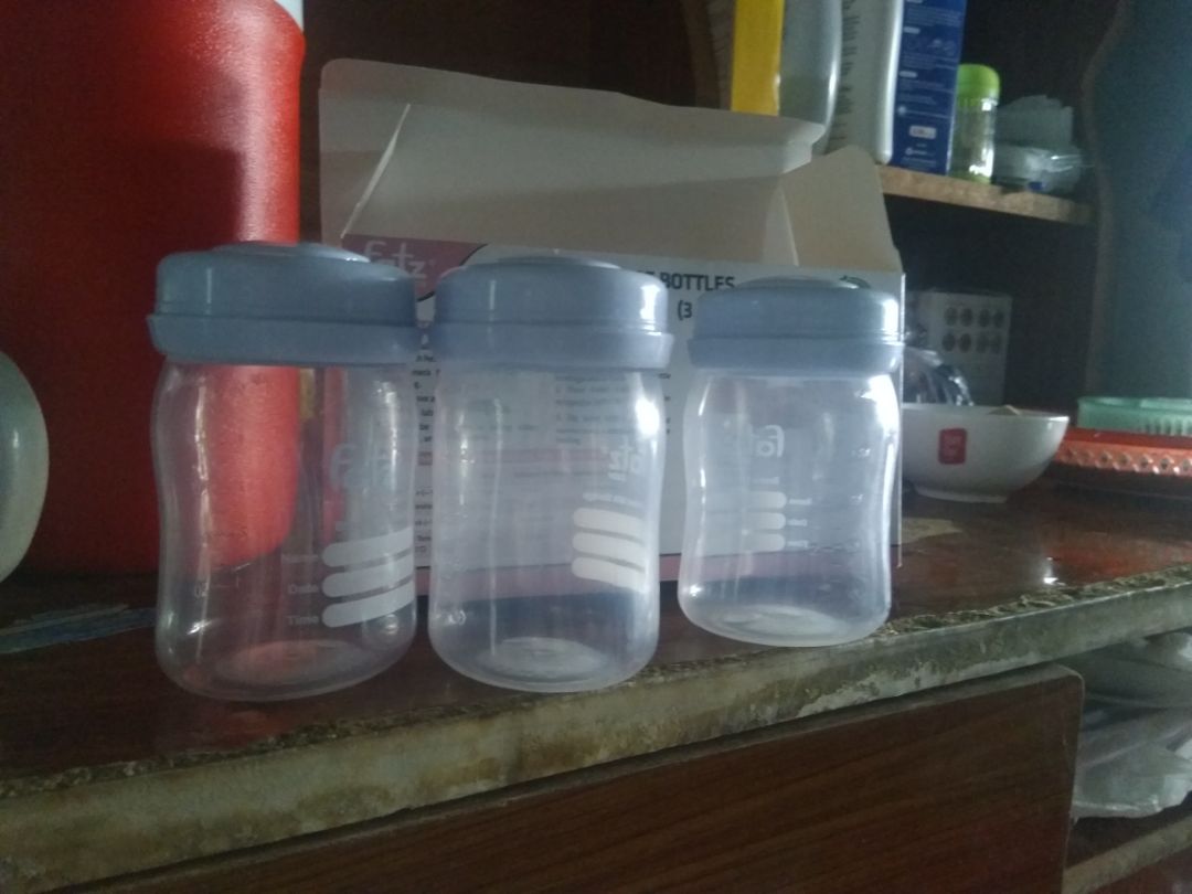 Mình đặt mua 12/10/2021 nhưng giao 16/10/2021 là một điểm thích nhất, nhân viên giao hàng nói 99k mình đưa 500k thôi lại 301 k, dù có 1 k nhân viên giao hàng vẫn thối lại, Giao hàng đến trước cửa nhà ko cần chỉ đường, đến xong gọi ra nhận liền ko bắt mình đợi lâu, nhân viên lịch sự , hàng kiểm tra mới 100% , hàng đẹp, chất lượng, giá tốt, mình rất thích cách phục vụ của shop, của tiki, của nhân viên giao hàng, 100 điểm và 5 sao cho cả 3. sẽ mưa hàng mãi mãi nhe!!!