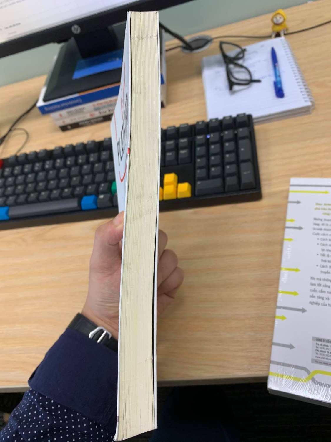 Nhận về cuốn sách cũ, bẩn, dính mực, sờn gáy, lại còn bị bán băng dính trên sách