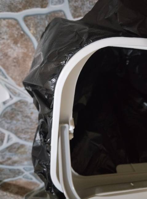 Thề, shop này có tâm dã man. Cái thùng rác thôi mà đóng gói tỉ mỉ cẩn thận vô cùng luôn. Thùng rác mới, đẹp, từng chi tiết được gia công khéo léo. Có miếng dán để treo, hoặc dùng giá đỡ bằng nhựa. Thùng rác có thể mở bằng 2 hướng.  Có quai cầm để đổ rác, tiện lợi, sạch sẽ. Rất OK Thề, shop này có tâm dã man. Cái thùng rác thôi mà đóng gói tỉ mỉ cẩn thận vô cùng luôn. Thùng rác mới, đẹp, từng chi tiết được gia công khéo léo. Có miếng dán để treo, hoặc dùng giá đỡ bằng nhựa. Thùng rác có thể mở bằng 2 hướng.  Có quai cầm để đổ rác, tiện lợi, sạch sẽ. Rất OK