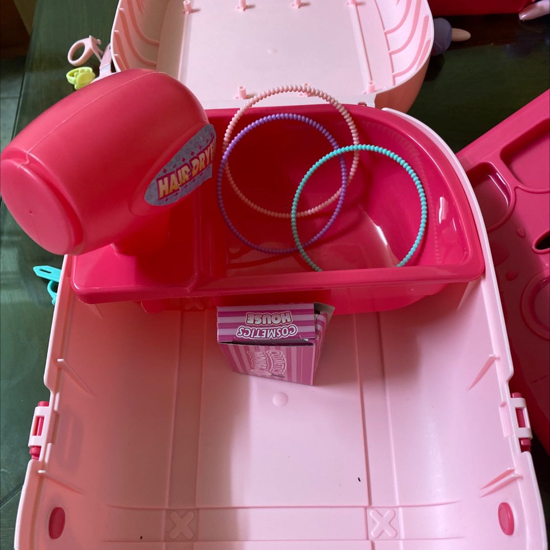 Đồ chơi trẻ em nhưng laj thiếu cả hướng dẫn sử dụng! 
Chất lượng rất kém, lắp ráp khó khăn cả với người lớn do dộ chính xác kém, ọp ẹp. 
Nhìn chung là không có giá trị sử dụng