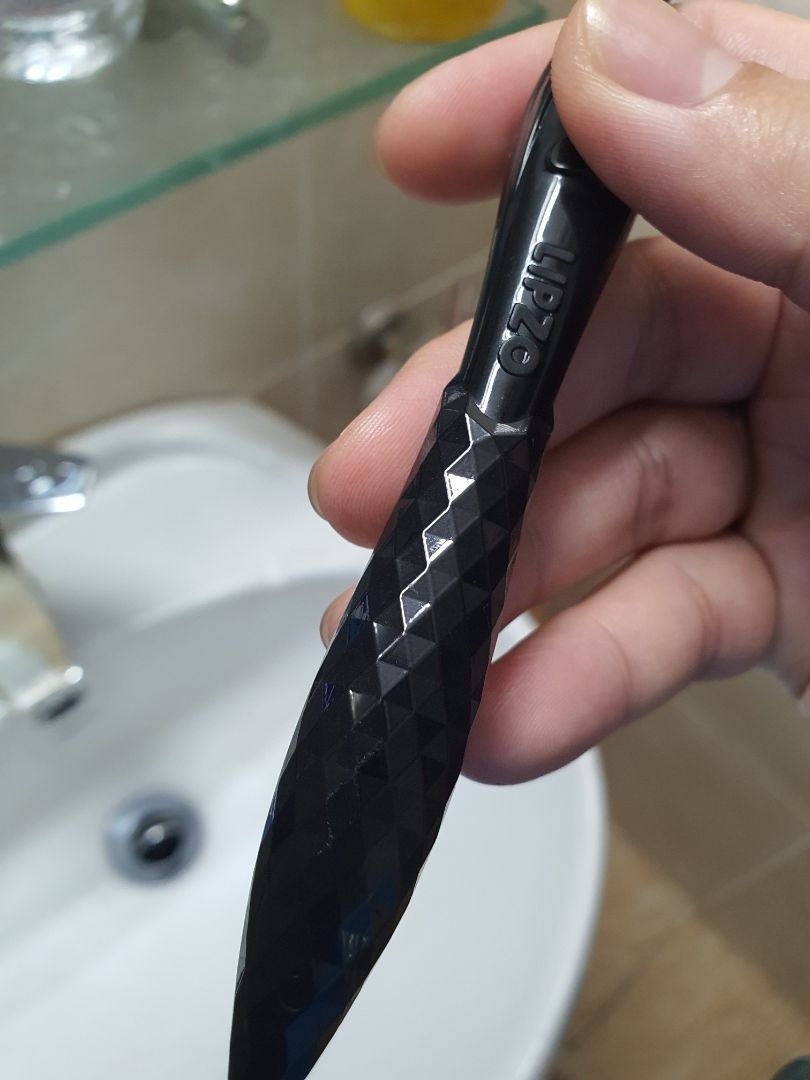 Giá hợp lý, giao hàng nhanh. Lông bàn chải mềm, tay cầm đẹp và chắc chắn, đánh răng ko bị chảy máu chân răng. Mình mua combo 3 chiếc dùng dần.