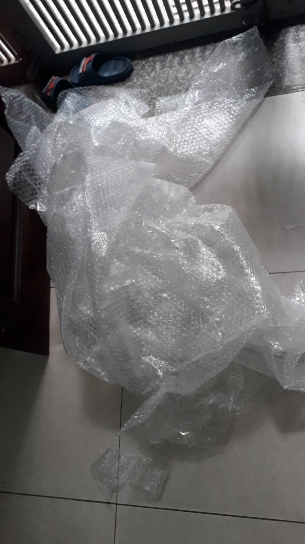 Nước mắm ngon, nhưng nhà bán gói hàng cẩn thận quá, có 3 chai mắm mà tốn nilon chống sốc nhiều như hình. Nhà bán chỉ cần gói chai mắm là ok rồi. Nên dùng ít nilon để bảo vệ môi trường. Nước mắm ngon, nhưng nhà bán gói hàng cẩn thận quá, có 3 chai mắm mà tốn nilon chống sốc nhiều như hình. Nhà bán chỉ cần gói chai mắm là ok rồi. Nên dùng ít nilon để bảo vệ môi trường.