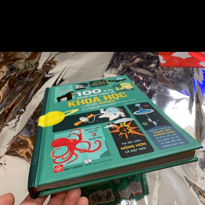 Sách dày dặn, bìa dày, mực in rõ nét, không bị nhoè. Hình ảnh đẹp mắt, nội dung đơn giản, chủ yếu cung cấp thông tin dạng sơ đồ, giúp bé đọc dễ dàng. Cũng có vài chỗ viết hơi khó hiểu do dùng từ chuyên ngành.