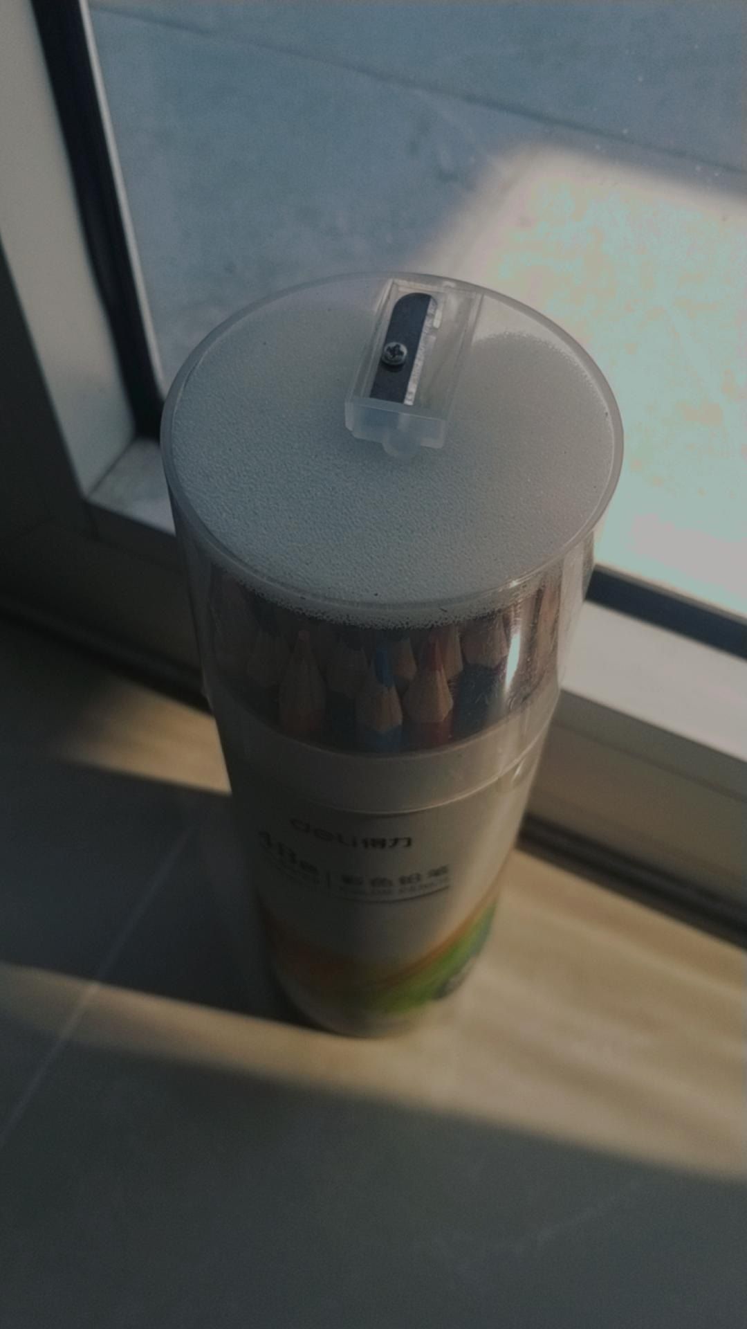 màu này mình mua về để tô quyển "Tô hình yên vẽ hạnh phúc". Màu được tặng kèm gọt chì nên cũng khá ok đối với mức giá 90k/48 cây. Màu thì mình ch *** nên cũng ko biết chất lượng ra sao. Có điều cốc đựng màu hơi dơ nhưng ko sao. Giao hàng nhanh !