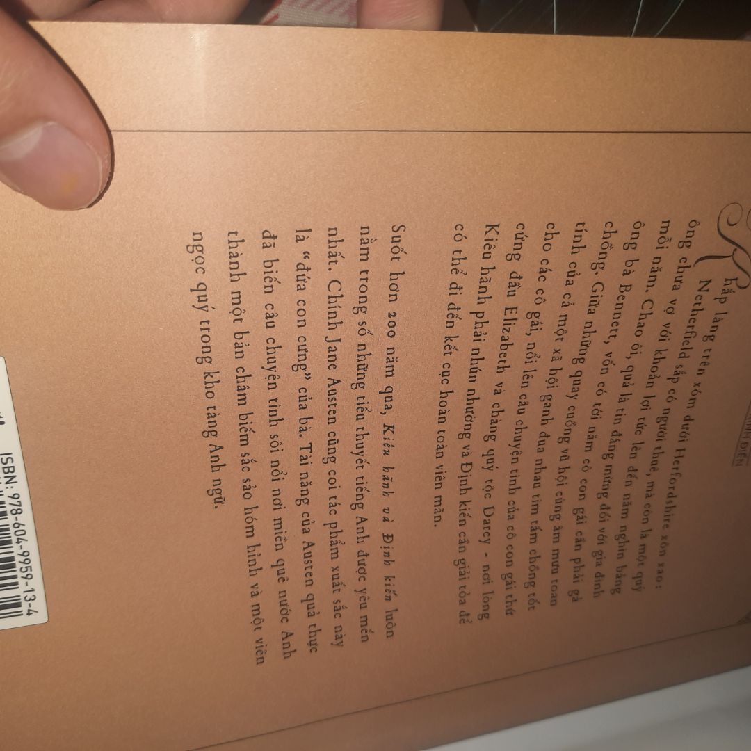 Dịch vụ của tiki quá tệ. Mình nghĩ là chờ lâu nhưng nếu chất lượng sách tốt thì vẫn ổn thôi. Nhưng tiki gửi hàng mà không hề có bọc chống xóc, gói hàng ẩu tả kiểu chỉ quăng sách vào hộp rồi dán lại í, khi hàng về tới tay mình thì hộp đã móp méo hết cả. Một trong hai quyển của mình là bìa mềm nên sách cong queo hết :D ở đây không chụp rõ được nhưng bên ngoài nhìn ứa gan lắm. Sẽ không có lần sau mua ở tiki nữa, biết thế này thì lên web Nhã Nam mua cho rồi