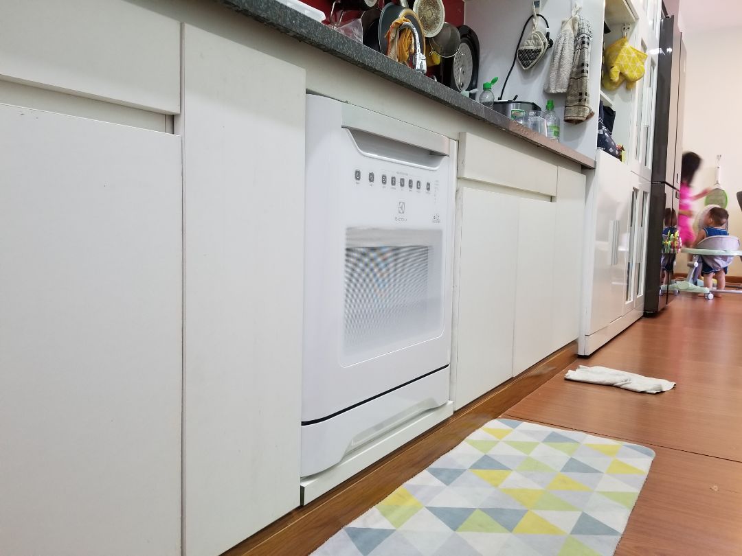 Sản phẩm này đúng là sản phẩm quốc dân của dòng máy rửa chén 8 bộ. Ngạc nhiên là máy nó rửa chén còn sạch hơn mình rửa, đáy xoong nồi dính đen lâu ngày, mà rửa chục lần trắng trở lại luôn. Máy này đúng là quá ngon trong dòng máy 8 bộ. Nhưng thiết kế chỗ úp chén dĩa chưa thông minh lắm, nên đôi khi thấy hơi khó để xếp chén dĩa kiểu người việt, nếu ăn kiểu tây thì xếp dễ hơn. Dòng này giá rẻ nên cũng hơi ồn khi so với mấy máy Đức.