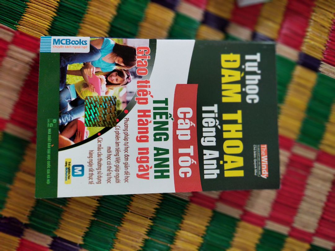sách thì tốt đấy nhưng cách đóng gói lại có vấn đề
hộp đóng gói khá là ko chắc chắn khiến hộp bị méo mó trong quá trình vận chuyển dẫn đên việc sách có chút nhào
còn chất lượng thì giống như mau ngoài nhà sách thôi