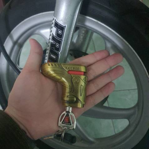 Tiện lợi, lúc khóa thì k cần nhét chìa cứ thế là khớp vào phanh đĩa. Nhỏ gọn, cầm vừa lòng bàn tay, chắc chắn.