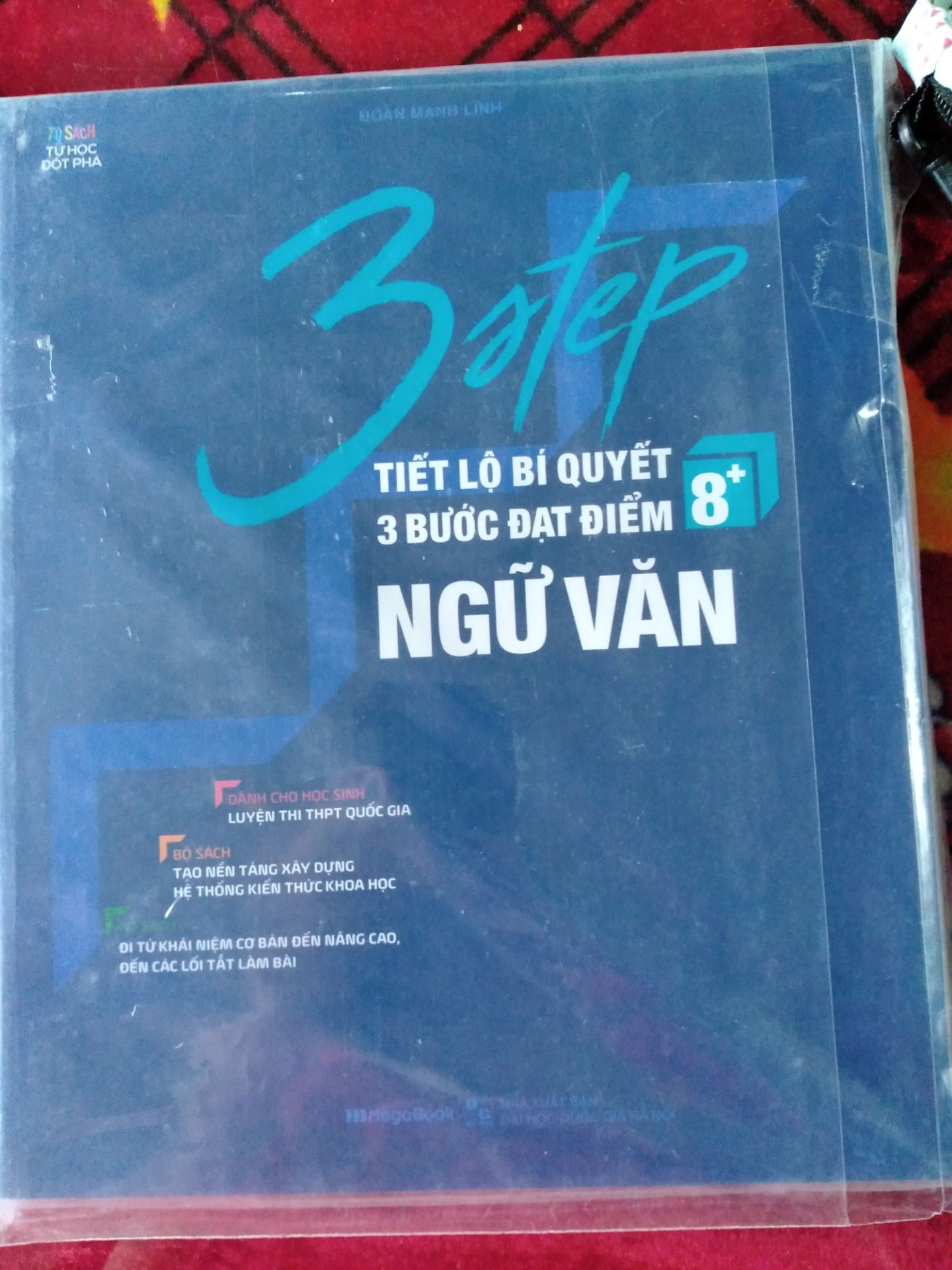 sách có mấy trag bị dính như hình, gói kĩ, bài có tính logic dễ đọc, chiều rộg sách khá to còn chiều đứg 1cm nữa bằng tờ A4.Nói chug sách cx khá đẹp, ai cần ôn nên mua tham khảo