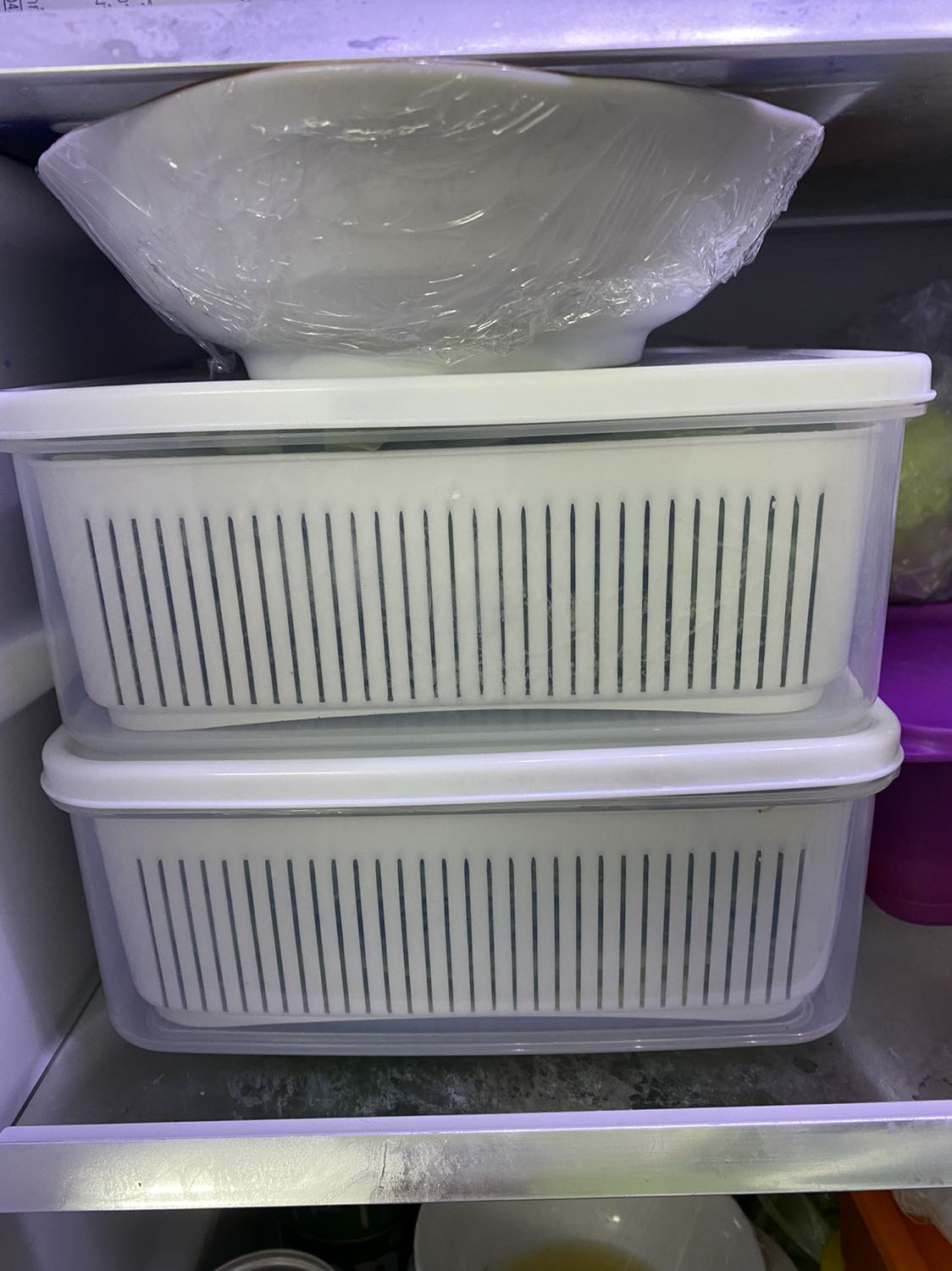 Rổ hơi nhỏ nhưng nếu xếp rau 1 cách ngay ngắn thì vừa xinh 1 bữa cho 4 ng lớn. Ăn hết hộp nào bỏ hộp đó ra tiện hơn là mua hộp to ăn chưa hết nhưng cái hộp vẫn chiếm diện tích trong tủ.