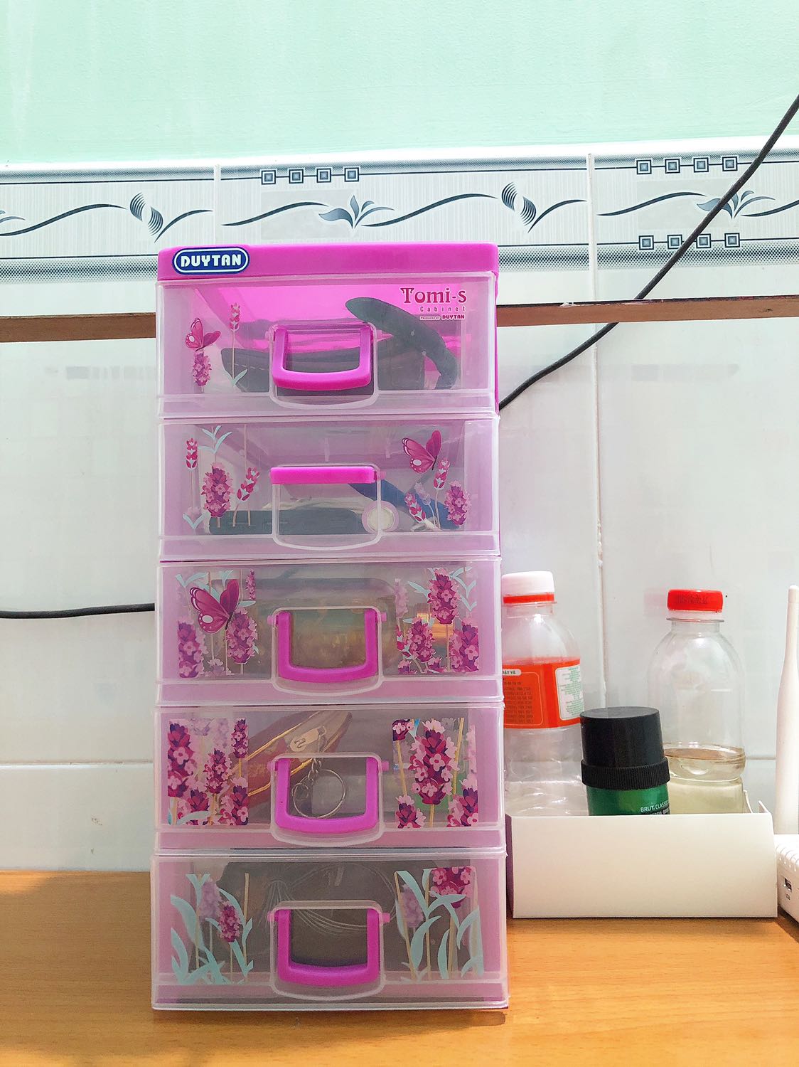 Mua với giá 48k/cái, lấy 2 cái, đc giao màu hồng với màu xanh, màu xanh đẹp hơn. Bọc hàng cẩn thận, hàng nguyên vẹn, mới, nhựa nhìn chất lượng lắm, trong veo, nc màu đẹp. Phải chi to hơn xíu nữa đựng đc nhiều đồ hơn, nhưng như vậy cũng quá là ổn so với giá này rùi! Mng nên mua nhé! Mua với giá 48k/cái, lấy 2 cái, đc giao màu hồng với màu xanh, màu xanh đẹp hơn. Bọc hàng cẩn thận, hàng nguyên vẹn, mới, nhựa nhìn chất lượng lắm, trong veo, nc màu đẹp. Phải chi to hơn xíu nữa đựng đc nhiều đồ hơn, nhưng như vậy cũng quá là ổn so với giá này rùi! Mng nên mua nhé!